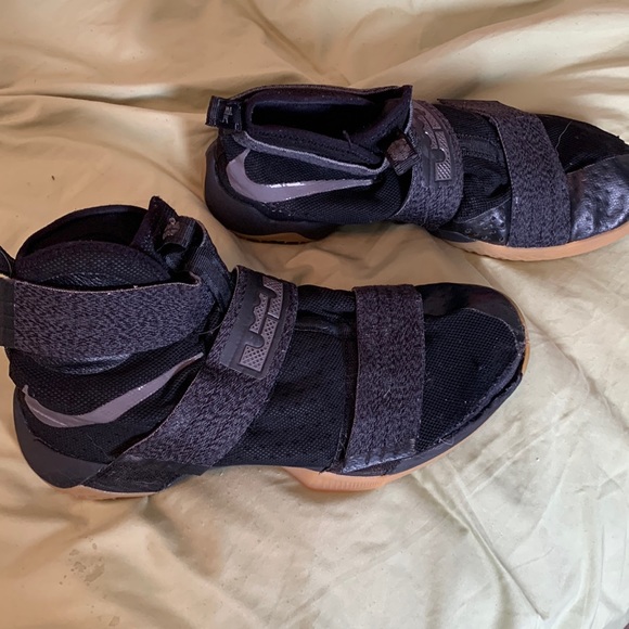 Nike LeBron Soldier shoes - Picture 1 of 3